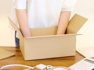 売却準備中の女性