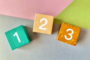３